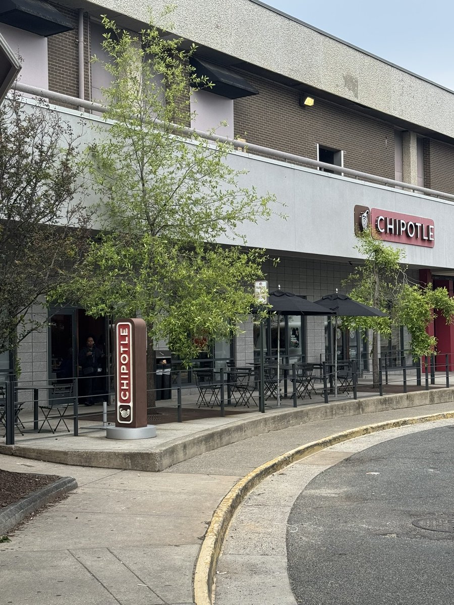 gitbeangreen's tweet image. This @ChipotleTweets at @tysonscorner mall is by far the worst that I have ever set foot in! Just downright rude and disrespectful. I will take my chances on starving first before I will ever return.