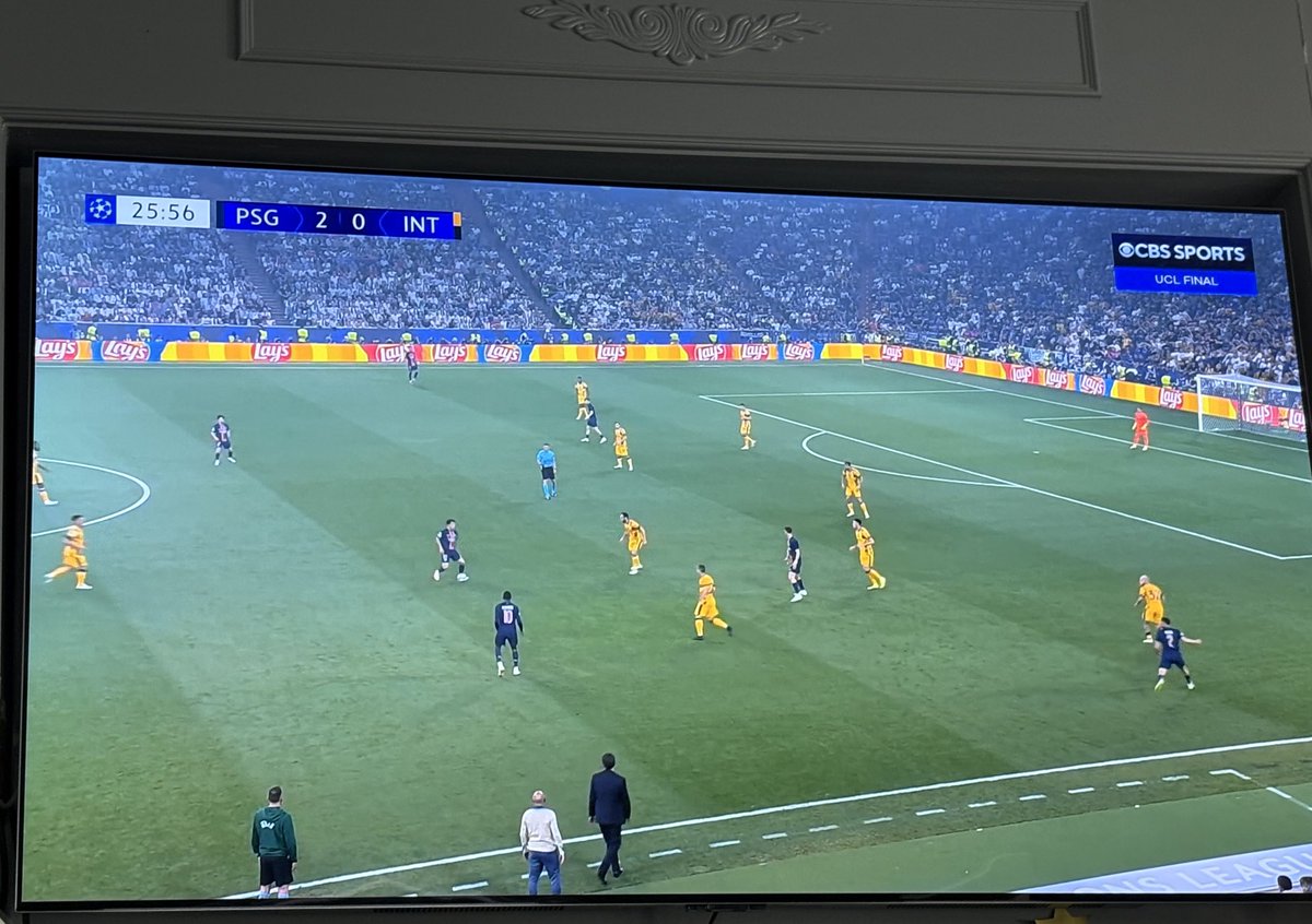 literally was just taking a photo of ousmane dembele’s positioning as they mentioned it on comms. 

these inter boys are chasing shadows the way dembele drops into pockets and their midfield/wingers interchange.
