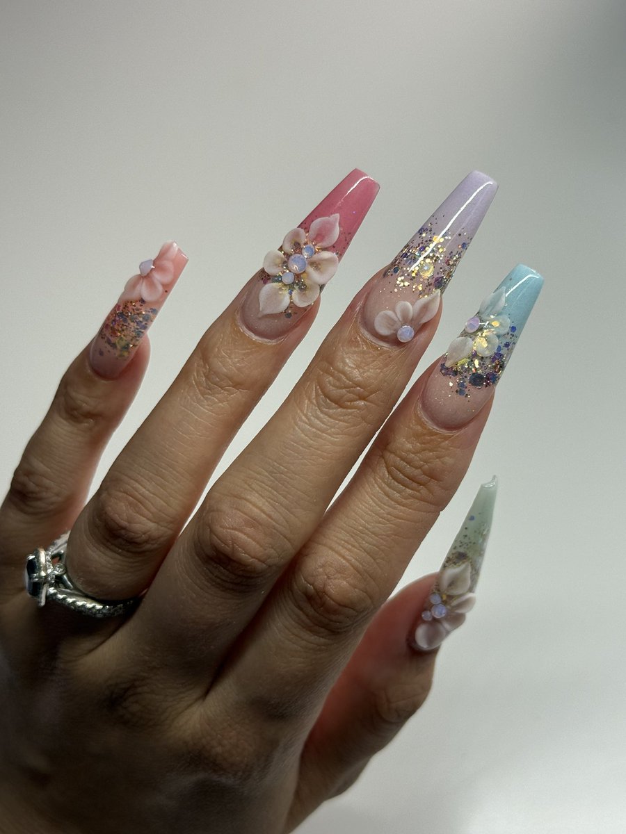 I just created the most stunning acrylic nail design on myself and I’m pretty obsessed with how it turned out. What do you think of this set? Would you wear it for yourself? This spring or summer? Let me know.  🌸 #acrylicnails #nails #naildesigns