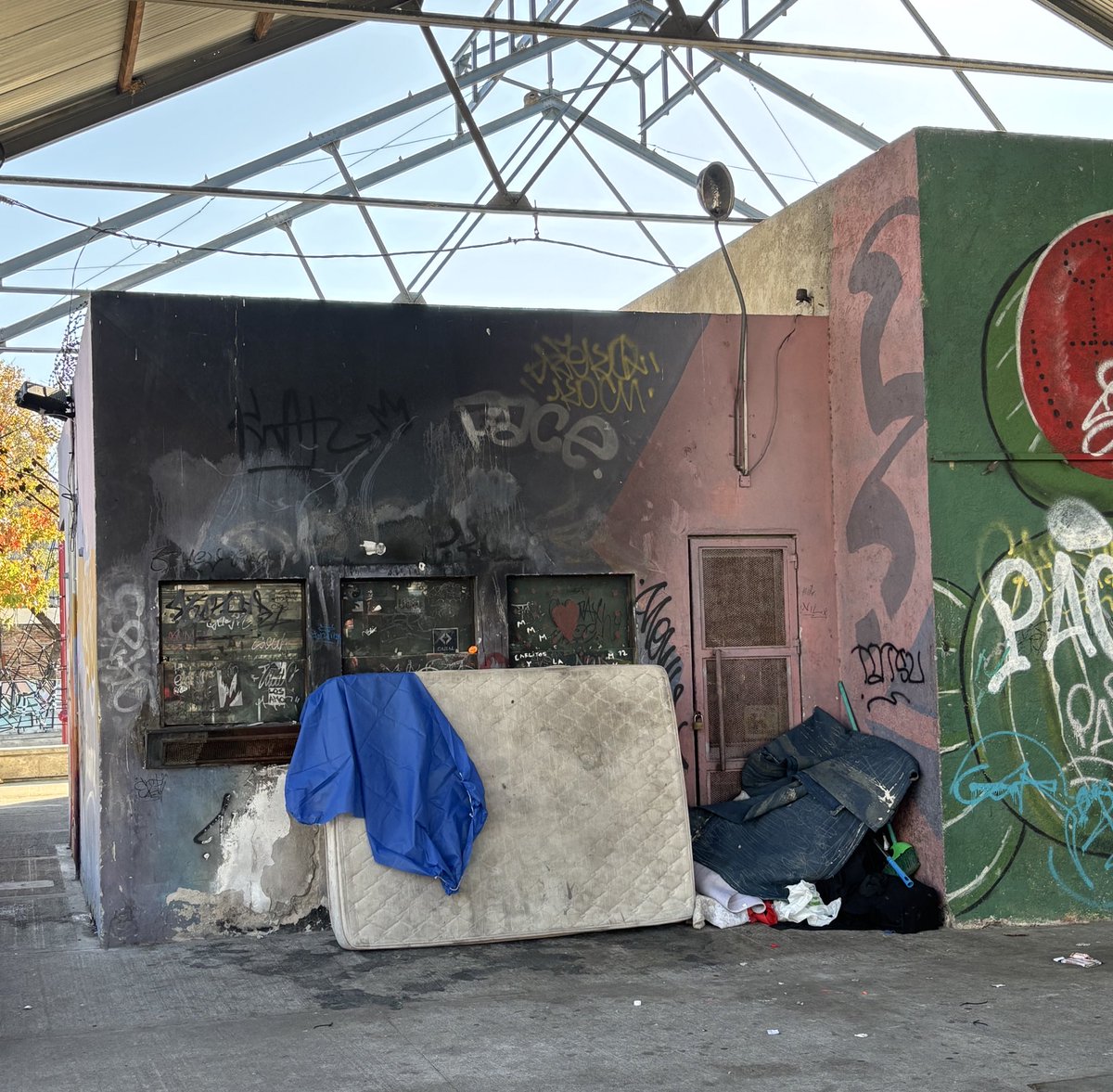 Murió un hombre en situación de calle. Dormía en la Estación Goes, donde también trabajaba cuidando coches. Hoy a las 19:00 horas en <a href="/TelenocheUy/">Telenoche</a>