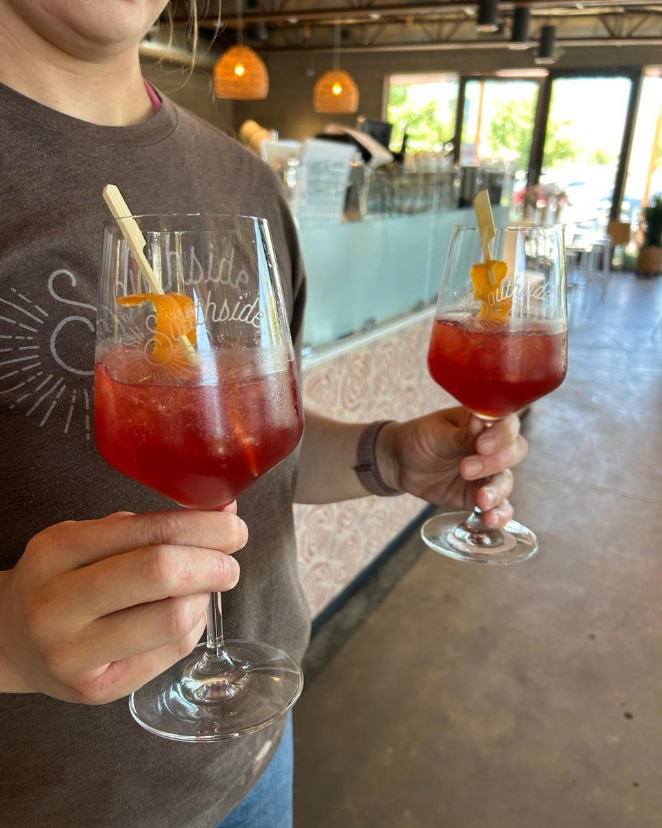 OriginalNFV's tweet photo. RP #Southside #Napa
The Anytime Spritz—perfect anytime, but especially on a hot day like this.
Cool, crisp, and seriously refreshing. ☀️🧊
#SouthsideNapa #Patio
#TheAnytimeSpritz #NonAlcoholicOptions #NonAlcoholicCocktail #SouthsideCafe #SummerSips #SpritzSeason #PatioPerfect https://t.co/NRo16t4D03