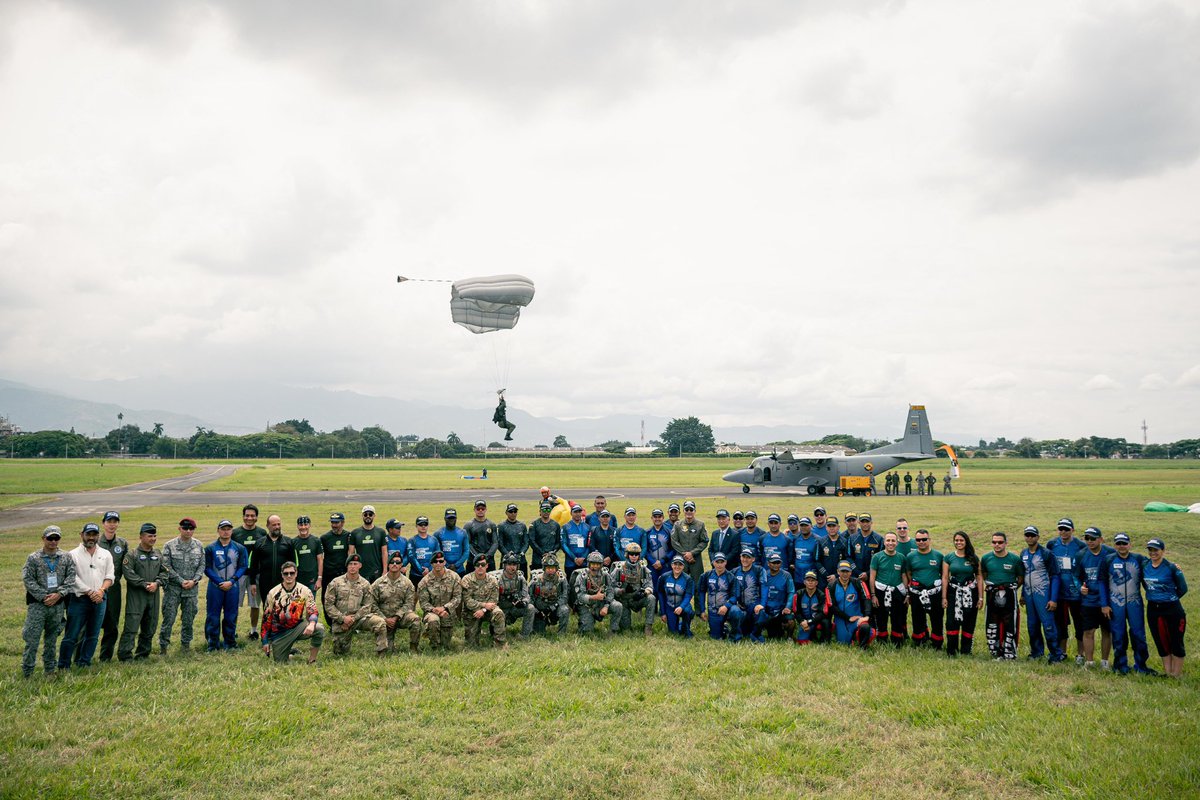 El señor Comandante de la #FuerzaAeroespacial🇨🇴 hizo presencia en el Campeonato Nacional de Paracaidismo EMAVI 2025 en #Cali, para acompañar y exaltar el compromiso y disciplina de los competidores de este gran evento.  

#EMAVI
#SiempreFirmes
#AdAstra🚀