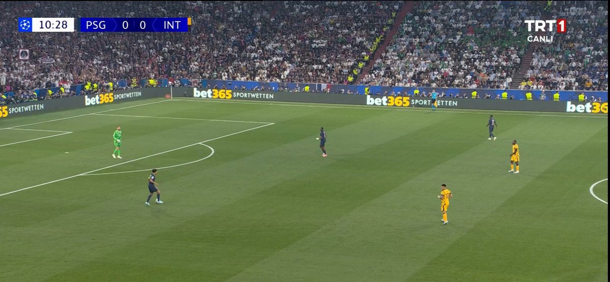 NuraySumerr's tweet photo. Devletin ballı evladı TRT ve
Milli maçımızı tek kamera ile yayınlamak zorunda kalan TV8.
#PSGINT #PSGvINT #UCLfinal #HakanÇalhanoğlu #SampiyonlarLigi #finalfour2025 #TRT1 #TV8 #RTÜK https://t.co/IcJoEsdr4l