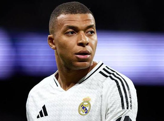Cinco temporadas en el PSG, el presidente de Francia pide que se quede, tiene a Neymar y Messi de compañeros. Se va desesperado por ganar un título al Real Madrid y automáticamente el PSG gana la Champions. Pringado de época.