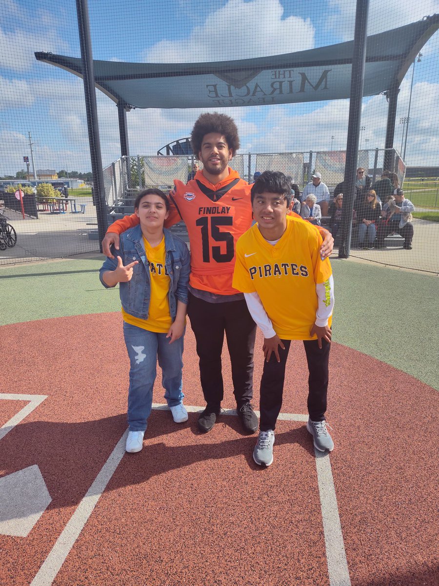 It was great to be w/ our friends @ Miracle League of Findlay this morning!

Thank you to the players and coaches who gave of their time this morning!

Looking forward to  ring back next week! #1Team