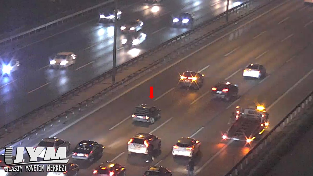 TEM Çakmak-Ümraniye Yönü, orta şerit araç arızası nedeni ile 1 şerit trafiğe kapalı. Bölgedeki trafik yoğunlaşmaktadır.