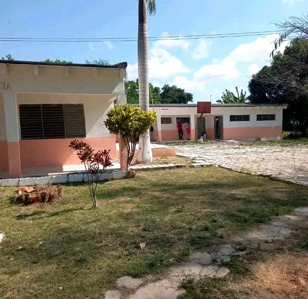 EmisoraCMHS's tweet photo. 📚 Como parte del Programa de Gobierno de atención a la Ruralidad, la escuelita primaria Jesús María González de la comunidad de Refugio en #Caibarién recibió mantenimiento y reparación en 2025.

✅ Trabajo intenso y de calidad. 

#CubaMined #Cuba
✍🏻 y 📸 de Rafael Marín Reymond https://t.co/orxvecpwbT
