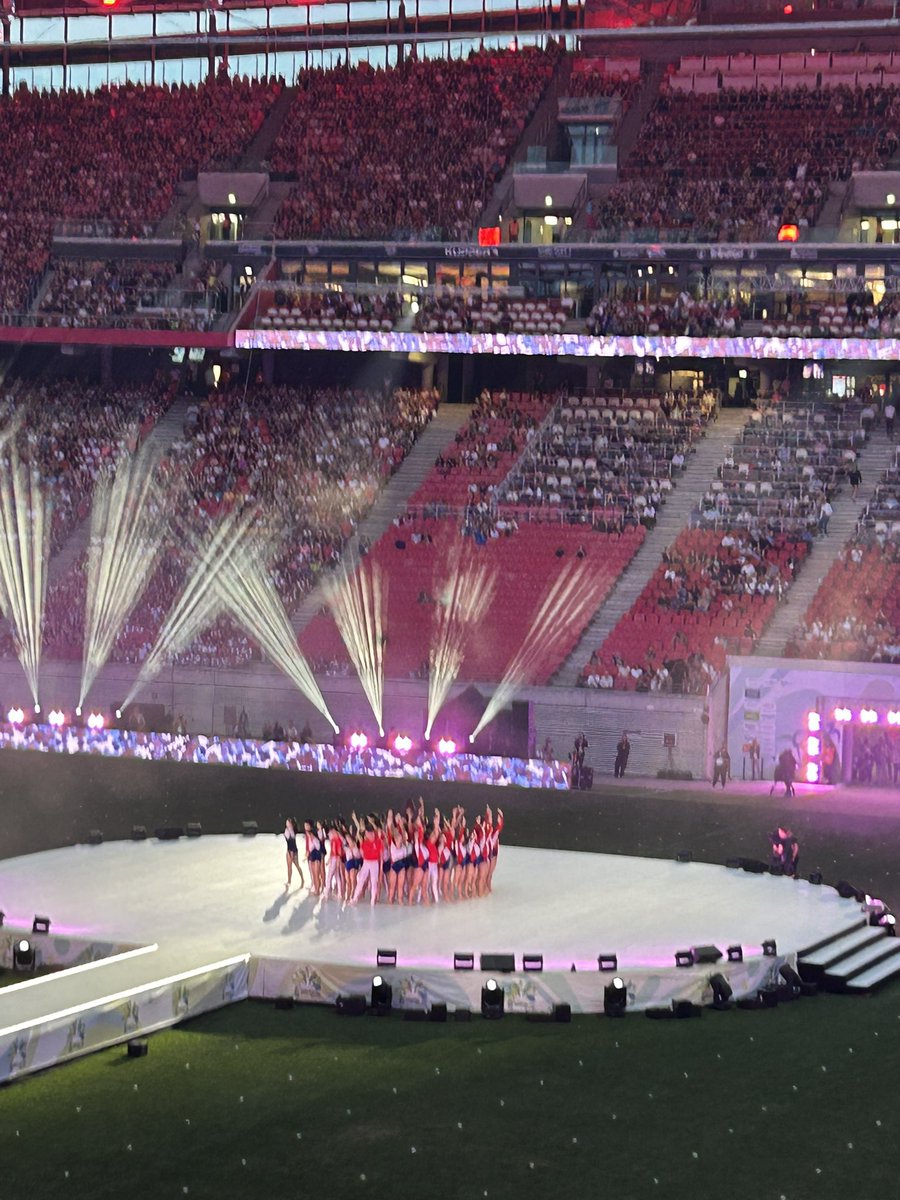 aboeLE17's tweet photo. Turnfest-Highlight mit der Gala in der @RBLeipzig Arena; starke Show aber gähnende Leere auf den Top-Plätzen, und in der Nordkurve; schade für die 3500 Mitwirkenden aus 🇩🇪🇯🇵🇩🇰🇨🇭🇫🇮 ……  #turnfest #leipzig #sachsen https://t.co/cFHgbBGZ5E