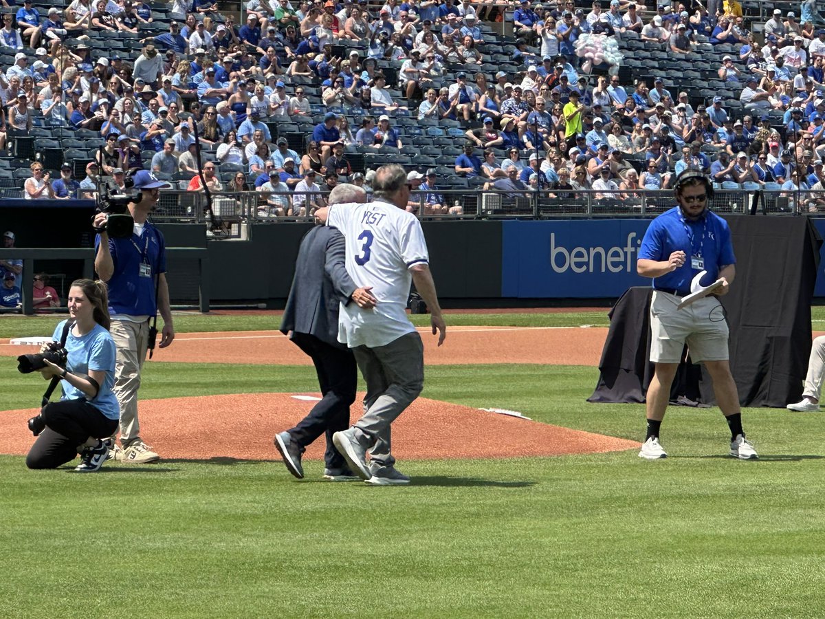Eric Hosmer, Alex Gordon &amp; Ned Yost all in attendance for Moose’s retirement ceremony 🫎

#Royals