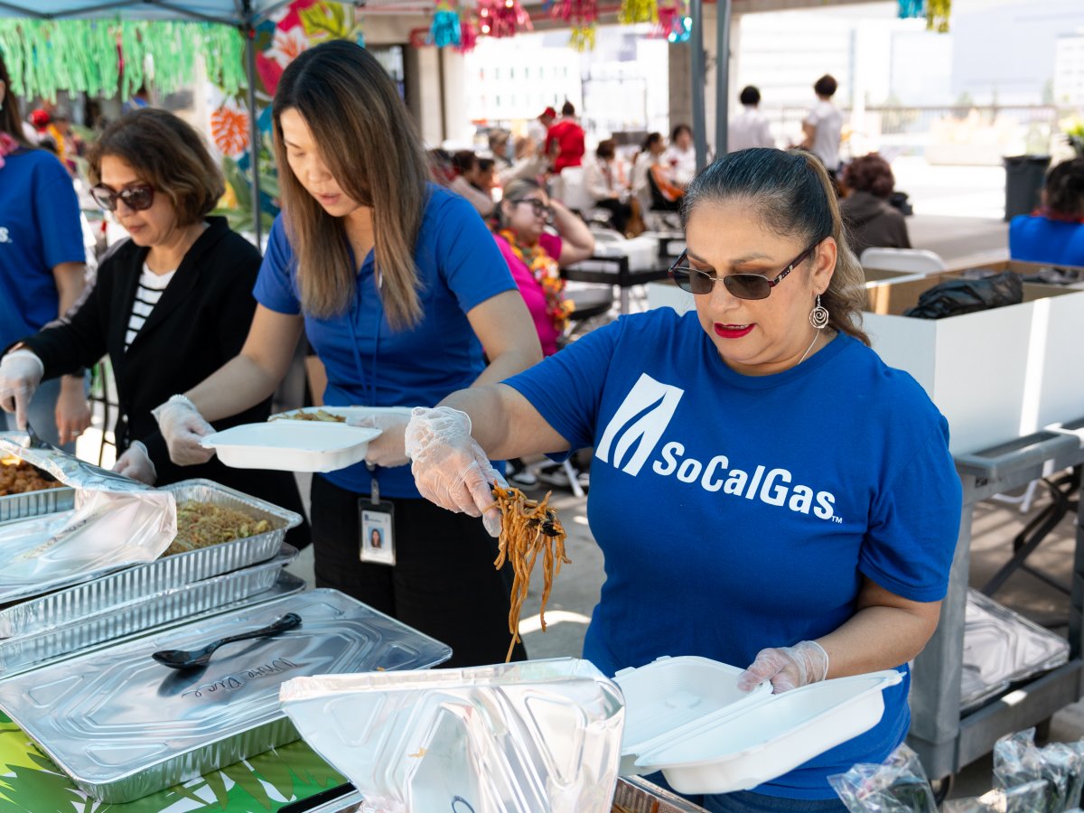 socalgas's tweet image. #TeamSoCalGas wrapped up #APIHeritageMonth by joining @RHFoundation at their Angelus Plaza API Festival. Volunteers helped distribute food to local seniors &amp;amp; we&apos;re proud to support such a meaningful event. Grateful to give back &amp;amp; celebrate the rich heritage of our API community!