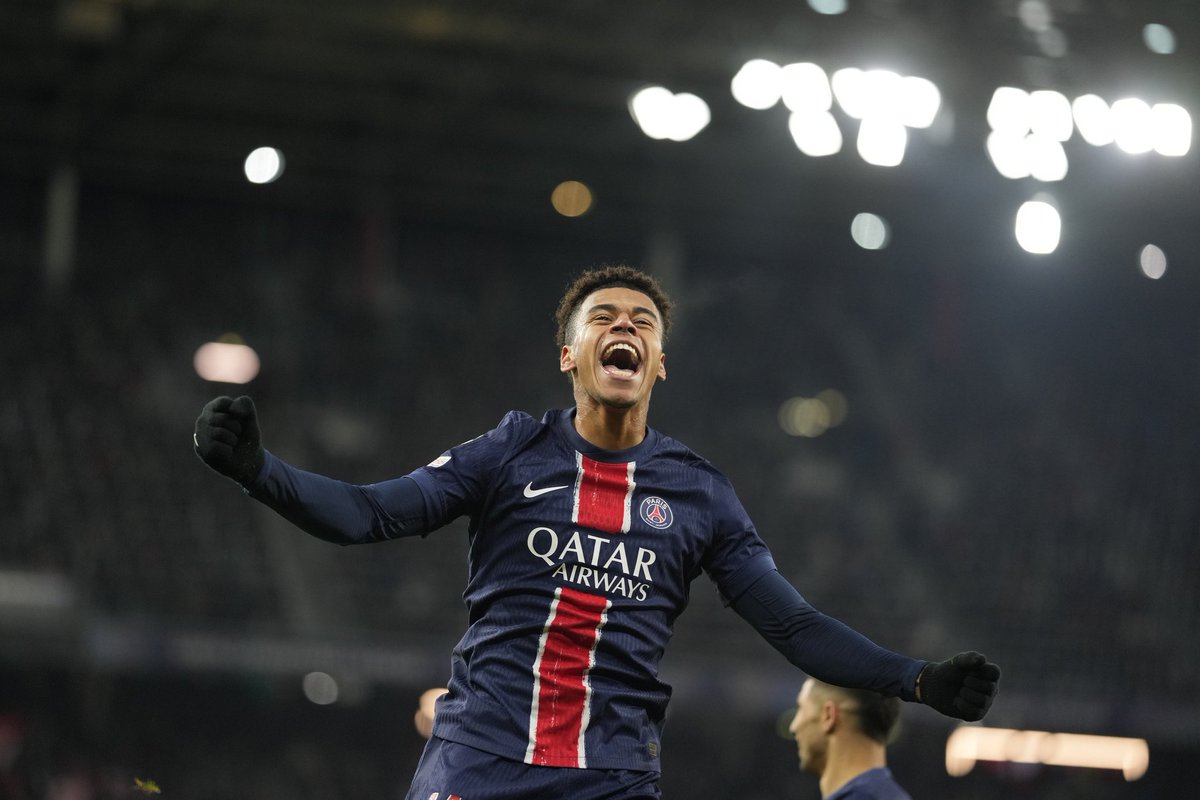 • No tiene 17 años. 👏
• No es un Marroqui. 👏
• No juega en el equipo que pago 20 años a los arbitros. 👏
• No se pinta el pelo como mongolo. 👏

Simplemente se llama Désiré Doué que ganara el triplete de la temporada 2025 y ha marcado gol en la Final de la Champions.