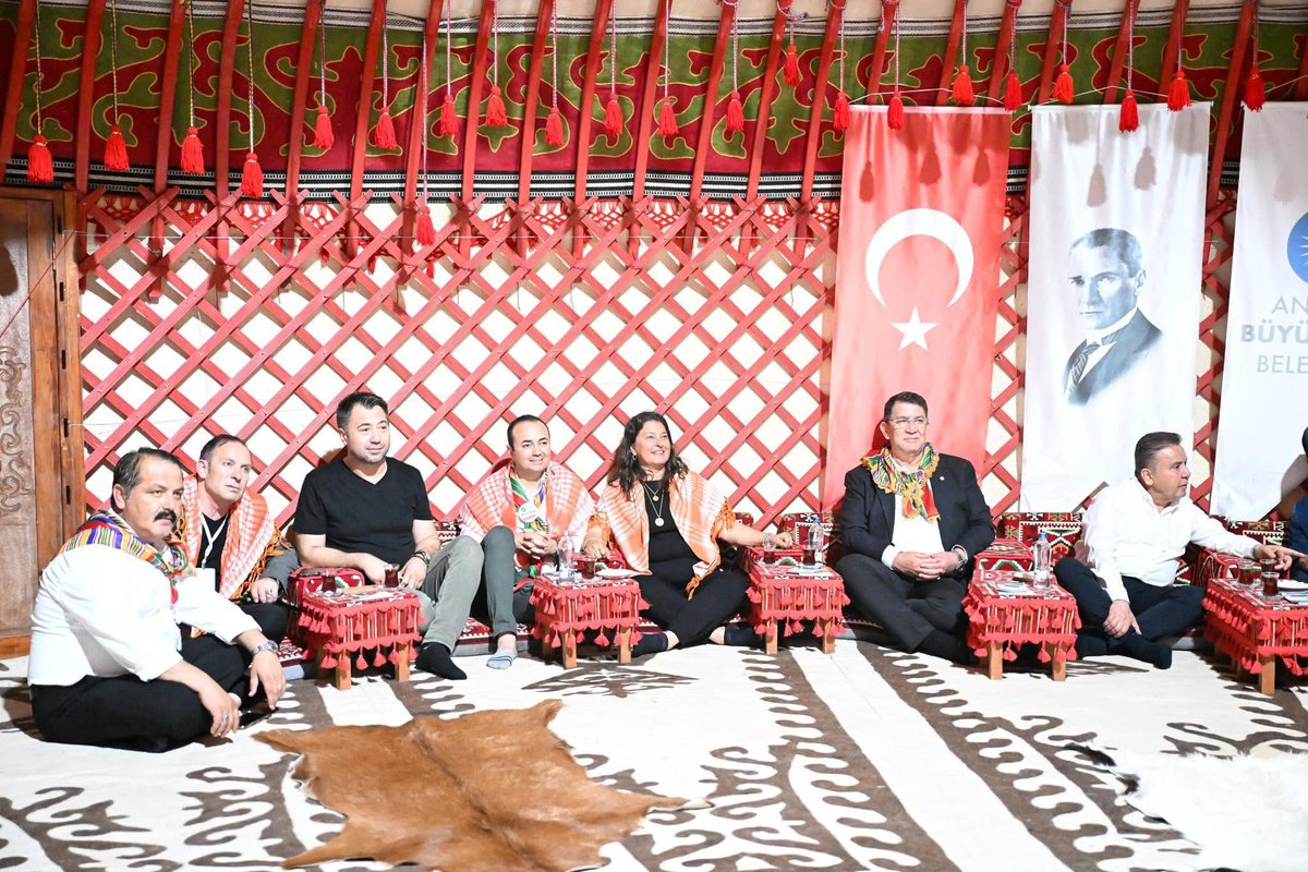 Yörüklerin ‘Kara Çadırı’ Anadolu’nun tapusudur.

Anadolu’nun kılcal damarlarında Yörük Türkmen kardeşlerimizin mücadelelerinin yattığının minnet duygusuyla bugün dünyanın dört bir yanından gelen Yörük Türkmen soydaşlarımıza ev sahipliği yapmanın mutluluğunu yaşıyoruz.