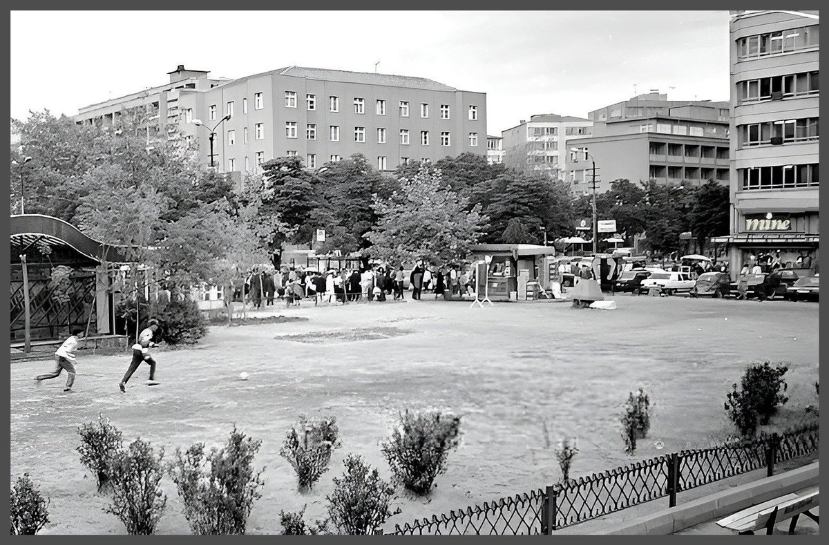 Zafer Meydanı, Yenişehir, Ankara, 1988

Photo from Eski ANKARA Görüntüleri