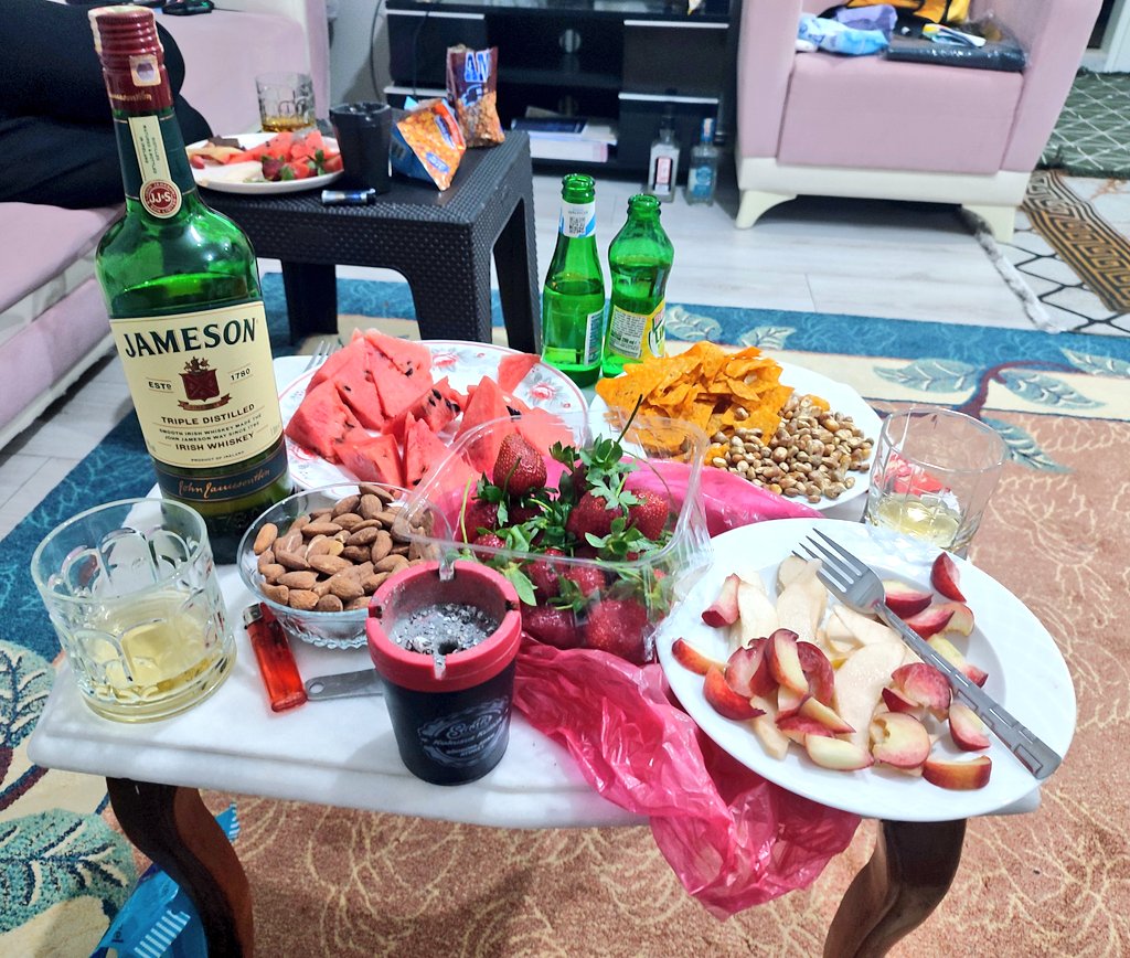 rrontgencibeyy's tweet photo. Anılarım saaarhoooşş ben sarhoş oolduuğmm https://t.co/ElIZH7FmLR