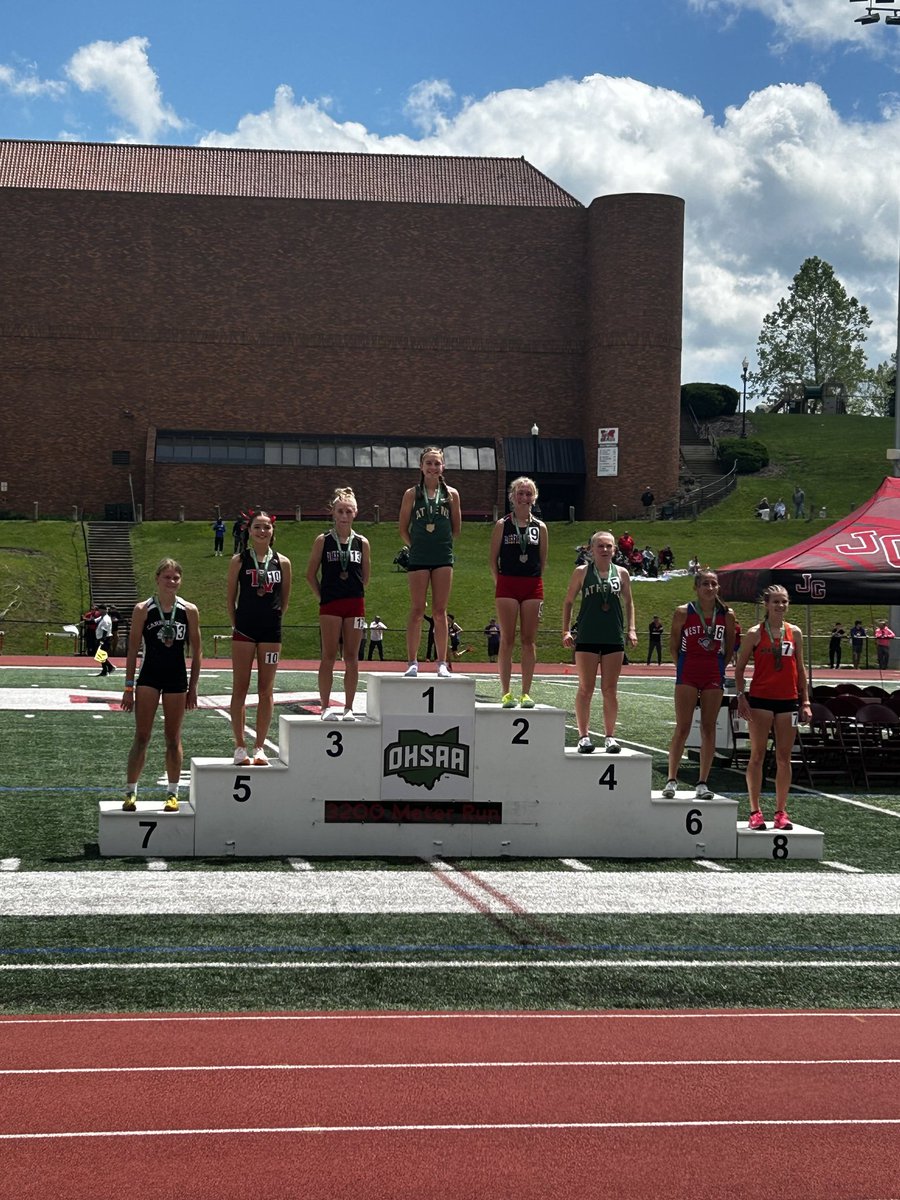 TuskyTrack's tweet image. Trista Lieser powering through a grueling 3200 with a 5th place finish!! Wat to go girl!!