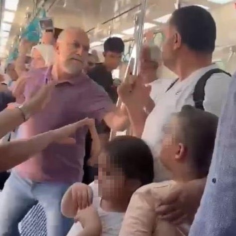 Sedat Peker'in, Marmaray'da çocuklarının yanında saldırıya uğrayan babaya geçmiş olsun dileklerini iletip, aileye araç alması için 2,5 milyon TL destek verdiği öğrenildi.