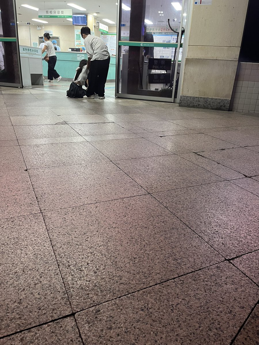 limou_____'s tweet photo. 晚上来一次医院就会看到形形色色的人，突然就觉得人生不过如此！#南宁 https://t.co/9poRsBhTfn