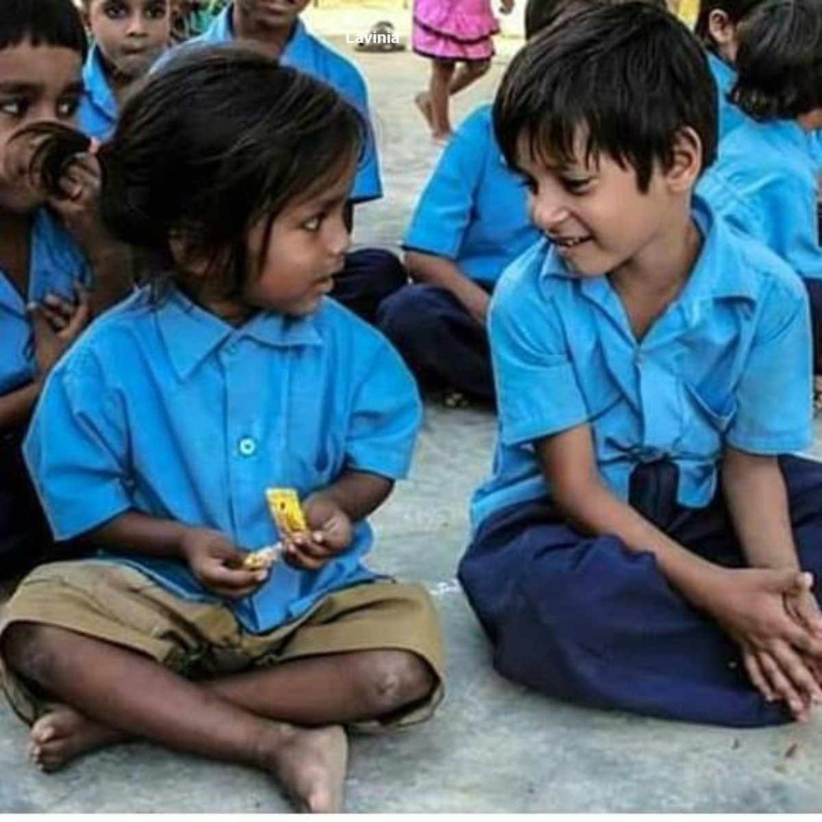 Sorsan ikimizde maviydik; ama birimiz deniz, birimiz gökyüzü…
Biz bu kadar aykırıyız işte.
Sen gökyüzüsün, dilediğince uçarsın, nefes alırsın.
Ben denizim gelgitleri olan, dipsiz ve tehlikeli.
Bana diyorsun ki aşık mısın? İmkansız bu aşk..
Ne gökyüzü sevebilir denizi nede deniz