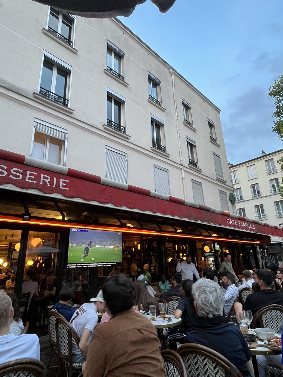 Kn_Bn89's tweet photo. Soirée historique pour le football français ? ⚽️🇫🇷 en tout cas on profite d’une bonne terrasse parisienne https://t.co/0aJD2Db0lZ