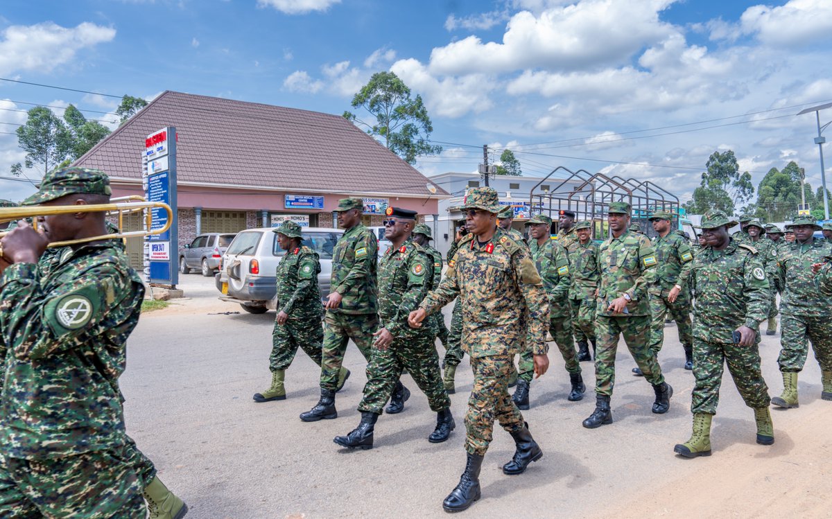 In a remarkable display of regional cooperation and unity, the Rwanda Defence Force (RDF) 5 Division and the Uganda People's Defence Forces (UPDF) 2 Division played a friendly football match at Kyamate Playground in Ntungamo District, Uganda.

The event, which attracted local