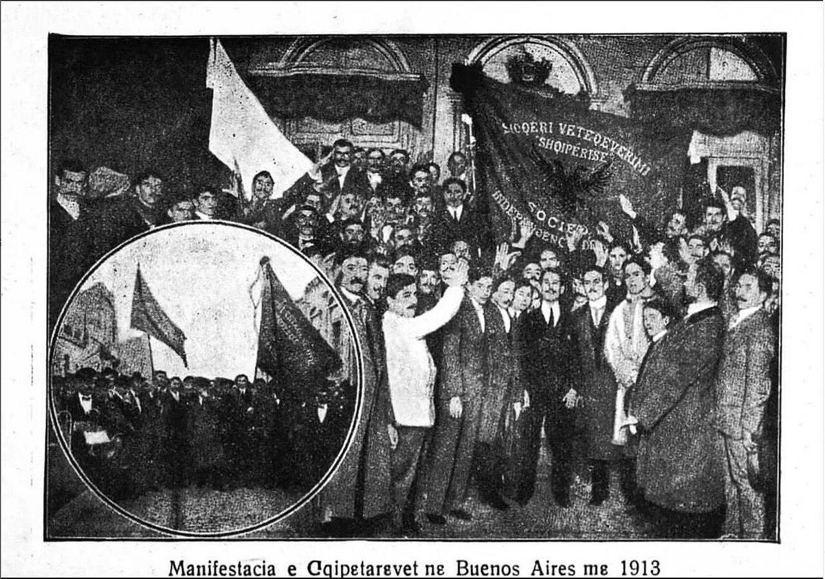 SocietyAlbanian's tweet image. Shqiptarë të Argjëntinës duke festuar pavarsinë e shtetit shqiptar në vitin 1913. Sot thuhet se rreth 100 mijë shqiptarë (arbëresh) jetojnë në Argjëntinë!

#usalbanianmediagroup #duameshumeshqiperine #albaniansinusa #albania #kosova #çamëri #arbëria #shqiptarët #shqip