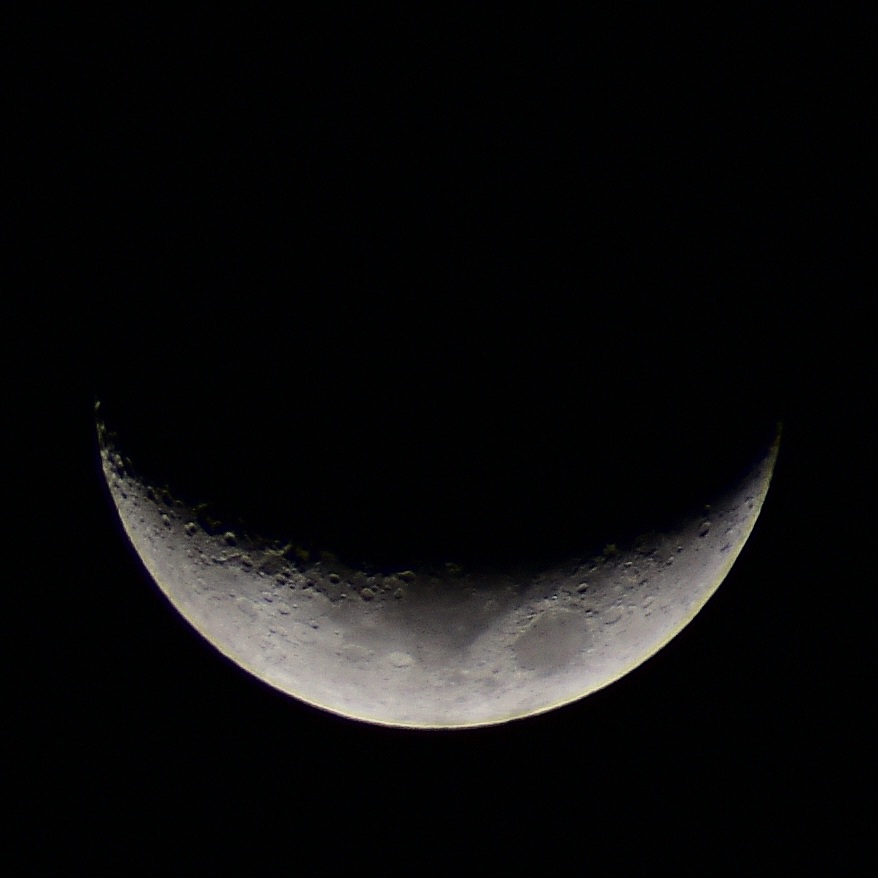 MarvabluesF1's tweet photo. The 24.6% lit waxing crescent on Saturday night. 

#Moon #MoonHour https://t.co/e3XHWcfNsZ