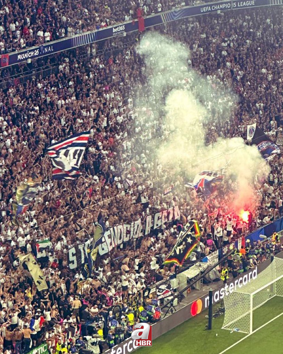 ❝GAZZE'DEKİ SOYKIRIMI DURDURUN❞

🇵🇸 UEFA Şampiyonlar Ligi'nde Inter ile kıyasıya mücadele veren Paris Saint German (PSG) taraftarı, maç sırasında Gazze'ye destek için pankart açtı.
