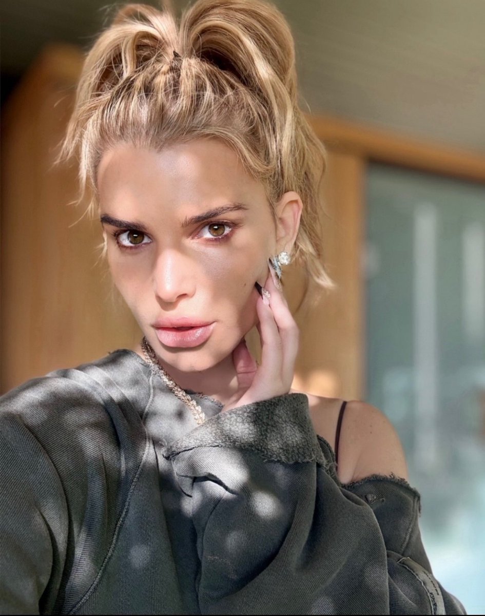 JessicaSimpson's tweet image. If we want the light to push through our soul we have to put down our emotional shield and make the choice to remove the alienating walls of armor. A strong person is often found in the aloneness of character building while creating space for the higher purpose of self. Every…