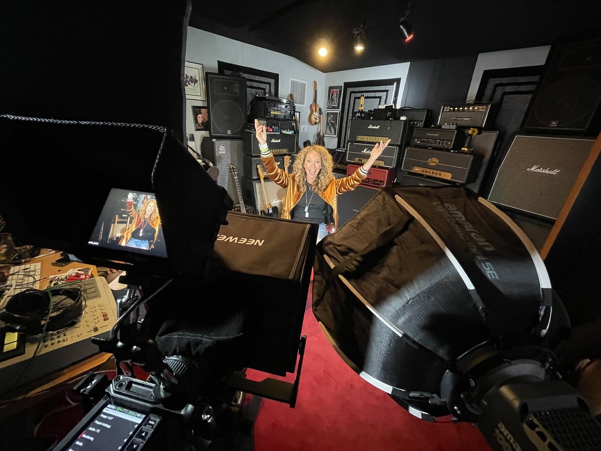 KatieDaryl's tweet photo. Making magic. https://t.co/X41z5FiBHS