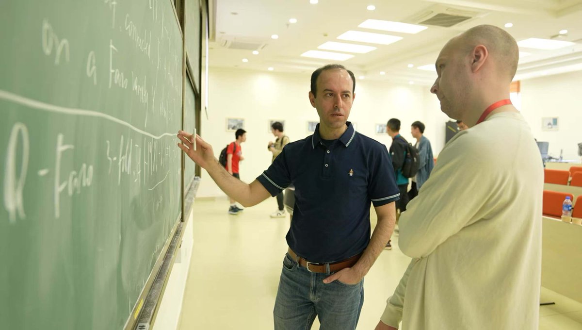 Tsinghua_Uni's tweet photo. What if a math course had no exams? ✍️ #StudyAtTHU with Fields Medalist Prof. Caucher Birkar in “Birational Geometry” class, where #TsinghuaRen explore #math, #physics, &amp; #numbertheory, driven by curiosity. No tests, just a final research paper fueled by what inspires #NextGen! https://t.co/iy55MTp1IF