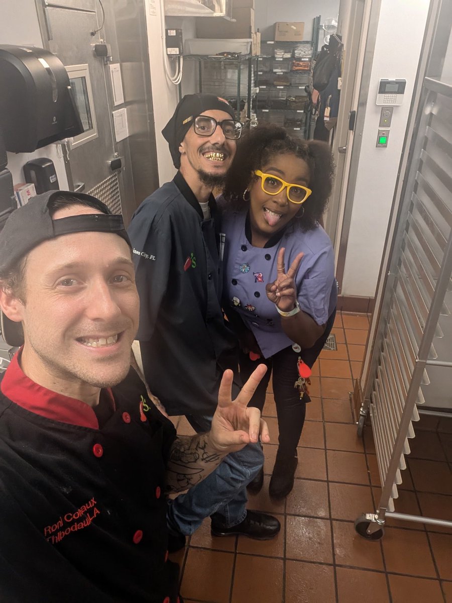 Flaco26136's tweet photo. Arlington Texas grand opening @Chilis https://t.co/PPuCDQI9EA