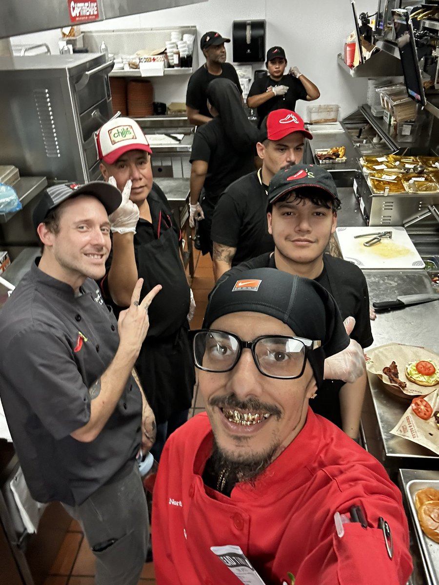 Flaco26136's tweet photo. Arlington Texas grand opening @Chilis https://t.co/PPuCDQI9EA