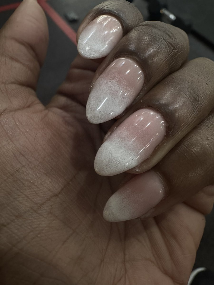 Zesipho_M's tweet photo. I’m leaving the country tomorrow
But I just got my nails done - 
Here’s what I asked for vs What I got 🙂 https://t.co/qb0m4Tvgfl
