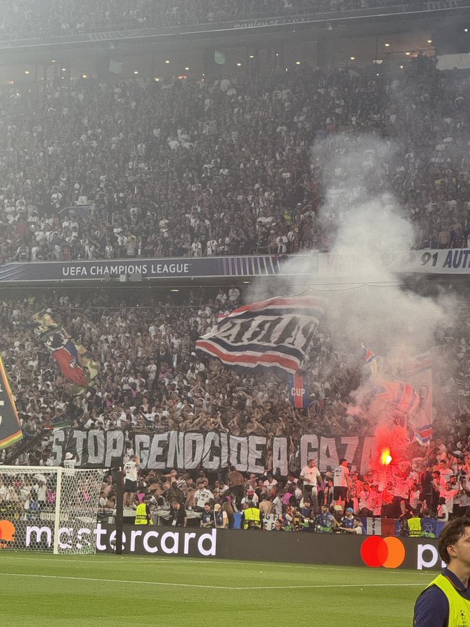 🇫🇷🇵🇸- "Stop génocide à Gaza". Photo de la banderole déployée par les supporters du Paris Saint-Germain pendant la finale de la Ligue des champions contre l’Inter Milan.

#PsgInter #PSGINT #UCLfinal #PSG