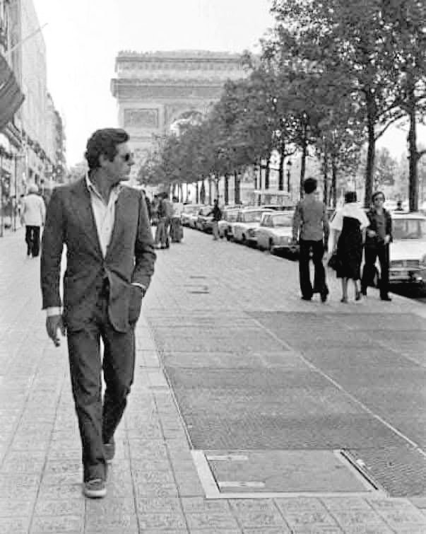 📷 Marcello Mastroianni, avenue des Champs-Élysées.
1970. Paris