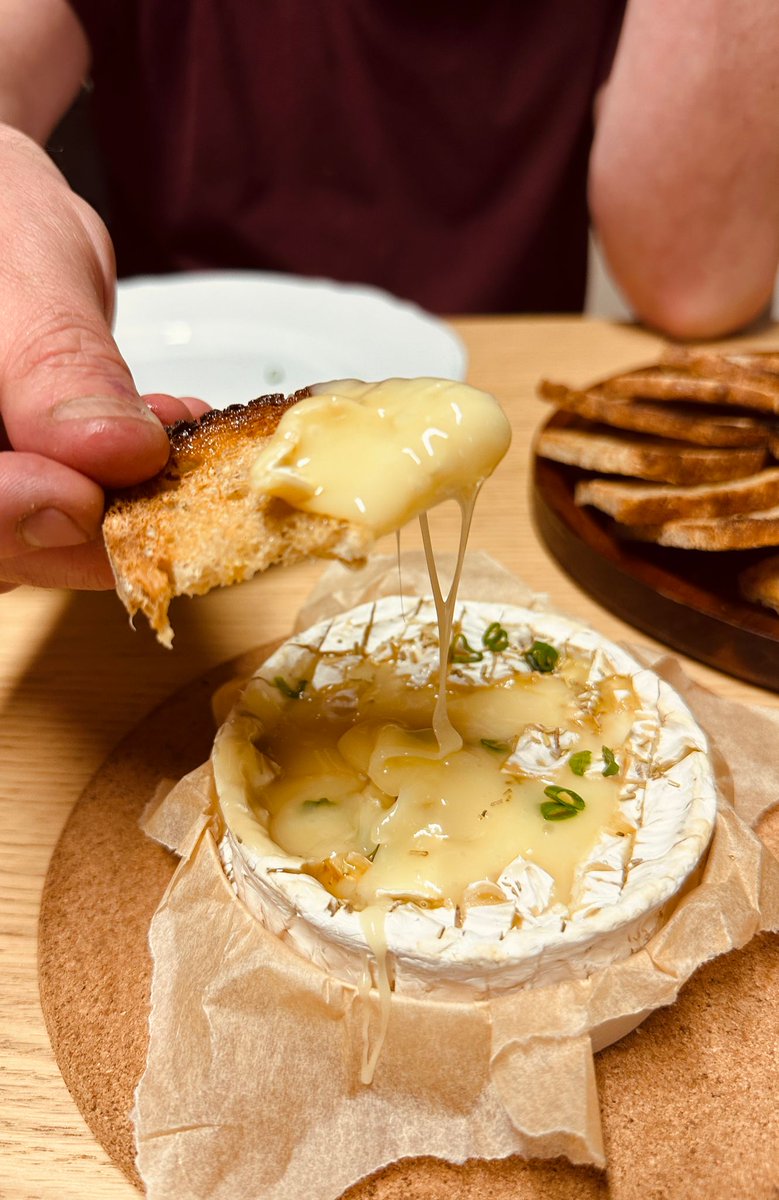 Rankan ja pitkän muuttopäivän jälkeen iltapala uudessa asunnossa. Voihan jeeveli ku oli hyvvee! Nyt saunaan. Mukavata viikonlopun jatkoa kaikille!