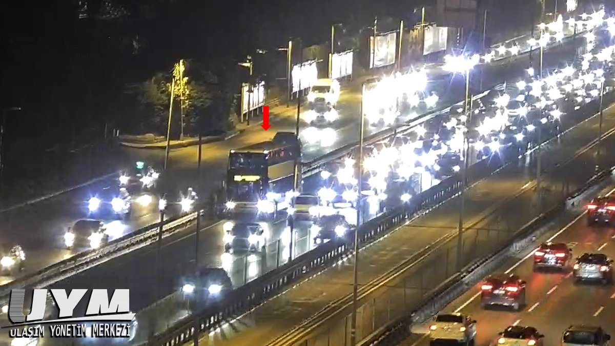 D100 Avcılar Gümüşpala-Hacışerif Yönü, sağ şerit araç arızası nedeni ile 1 şerit trafiğe kapalı. Bölgedeki trafik yoğunlaşmaktadır.