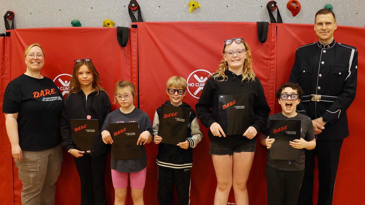 👮Last week, #BGSD school resource officer CPO Brad Agotnes hosted the Grade 6 DARE graduation at Linsford Park School in #Leduc. 🎓
Congratulations everyone! Remember, be safe, and be responsible! #InspiringSuccess