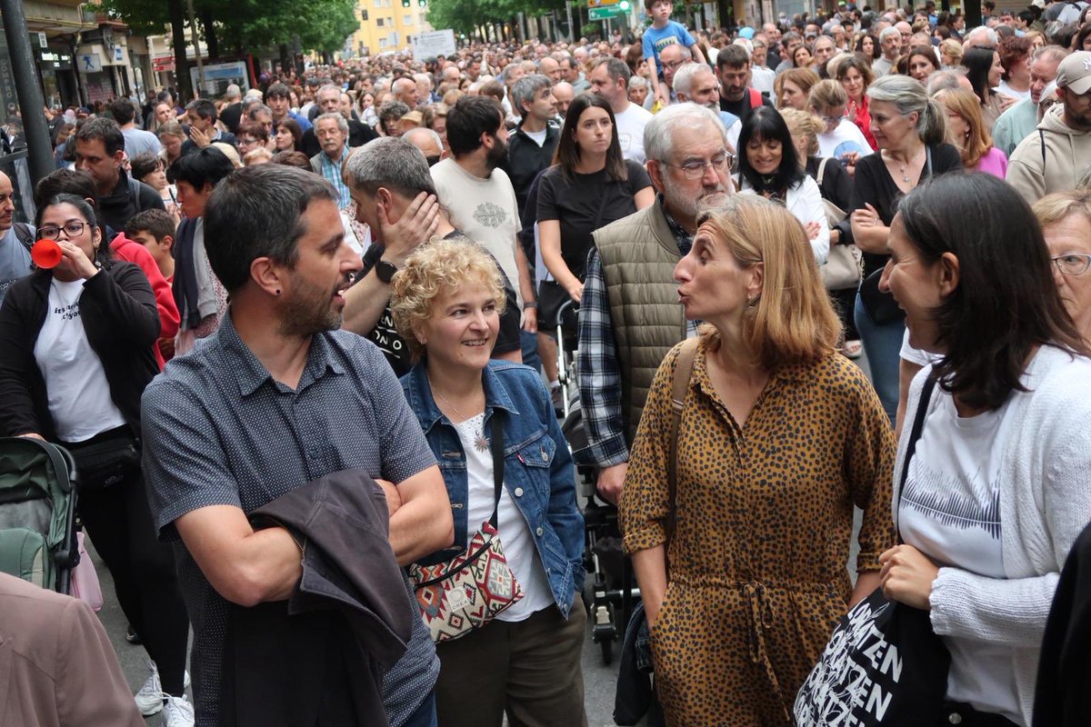 Irunen jendetza! Jendetza!! Osasun Bidasoa plataformak, eta hainbat herri eragilek deituta; Bidasoa ESIan Pairatzen ari diren profesional gabezia, utzikeria salatzeko. 

Ze goxo beti, Irungo gure udal taldearekin! Jende bikaina 👏

#OsasunPublikoa