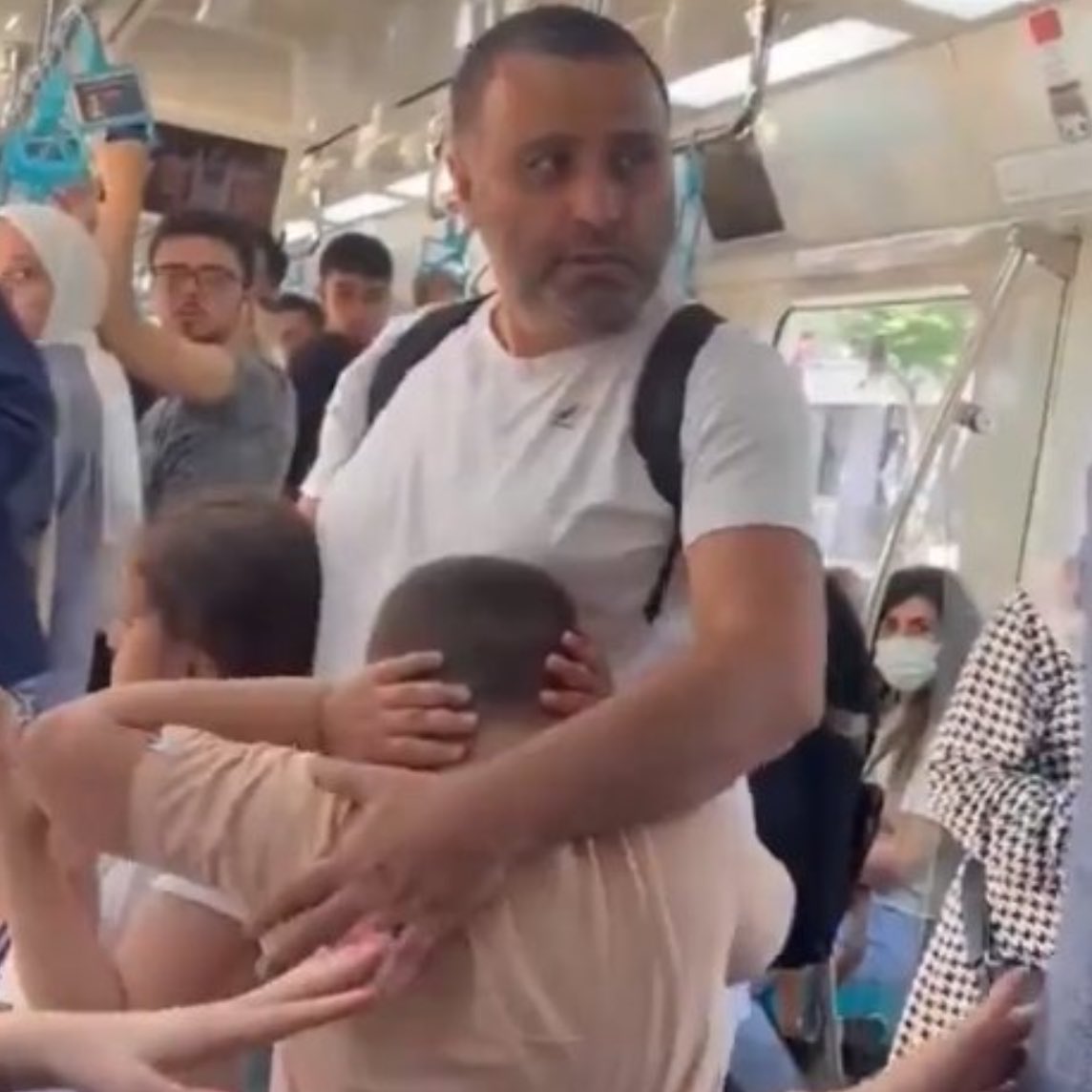 #SONDAKİKA Sedat Peker’in Marmaray'da iki çocuğuyla saldırıya uğrayan babaya, rahat seyahat edebilmeleri için araç alınması maksadıyla 2,5 milyon TL yardımda bulunduğu öğrenildi.
