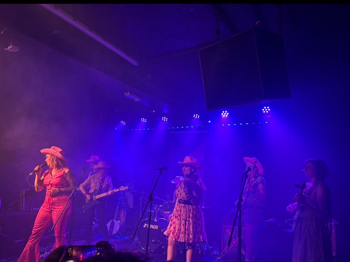 KeithTotp's tweet image. I have, once again, spent my evening with lots of friends watching friends be Excellent in an Excellent Band, and having an Excellent Time!
I fully recommend it!
#ItsGood