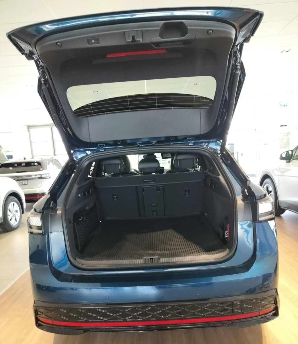 cykelpimon's tweet photo. Volkswagen ID.7 GTX Tourer 2024 and it has no front bumper and Infotainment and entertainment as well as navigation, climate control on the 15-inch screen and seats 5 people and Isofix on 3 seats and cargo volume of 605 L and maximum cargo volume of 1714 L and roof load of 75 kg. https://t.co/vZIbexIFAl