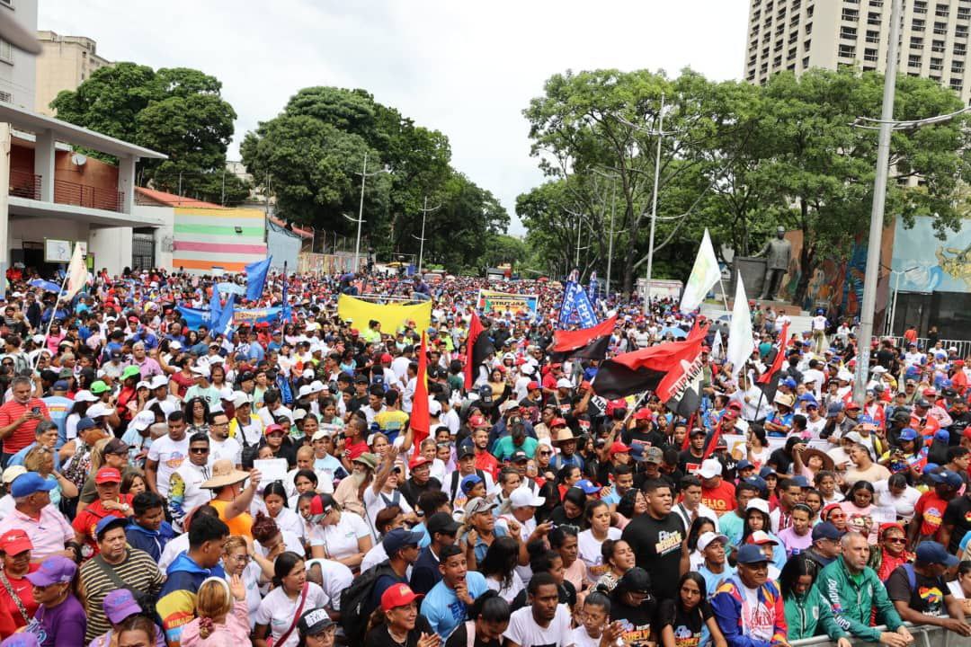 ConElMazoDando's tweet image. Diosdado Cabello (@dcabellor): La participación en las elecciones del #25M es una muestra contundente de la voluntad de PAZ ✌️ que quiere el pueblo venezolano 🇻🇪

📍Desde la Gran Marcha en Caracas, el Secretario General del PSUV aseguró que la oposición "no tiene la humildad de