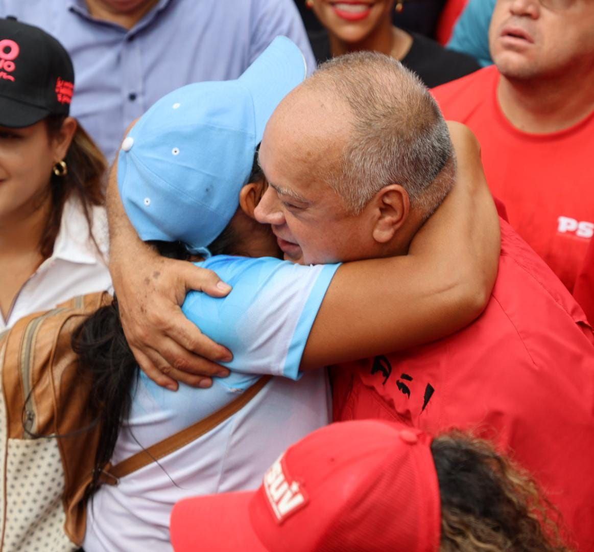 ConElMazoDando's tweet image. Diosdado Cabello (@dcabellor): La participación en las elecciones del #25M es una muestra contundente de la voluntad de PAZ ✌️ que quiere el pueblo venezolano 🇻🇪

📍Desde la Gran Marcha en Caracas, el Secretario General del PSUV aseguró que la oposición "no tiene la humildad de