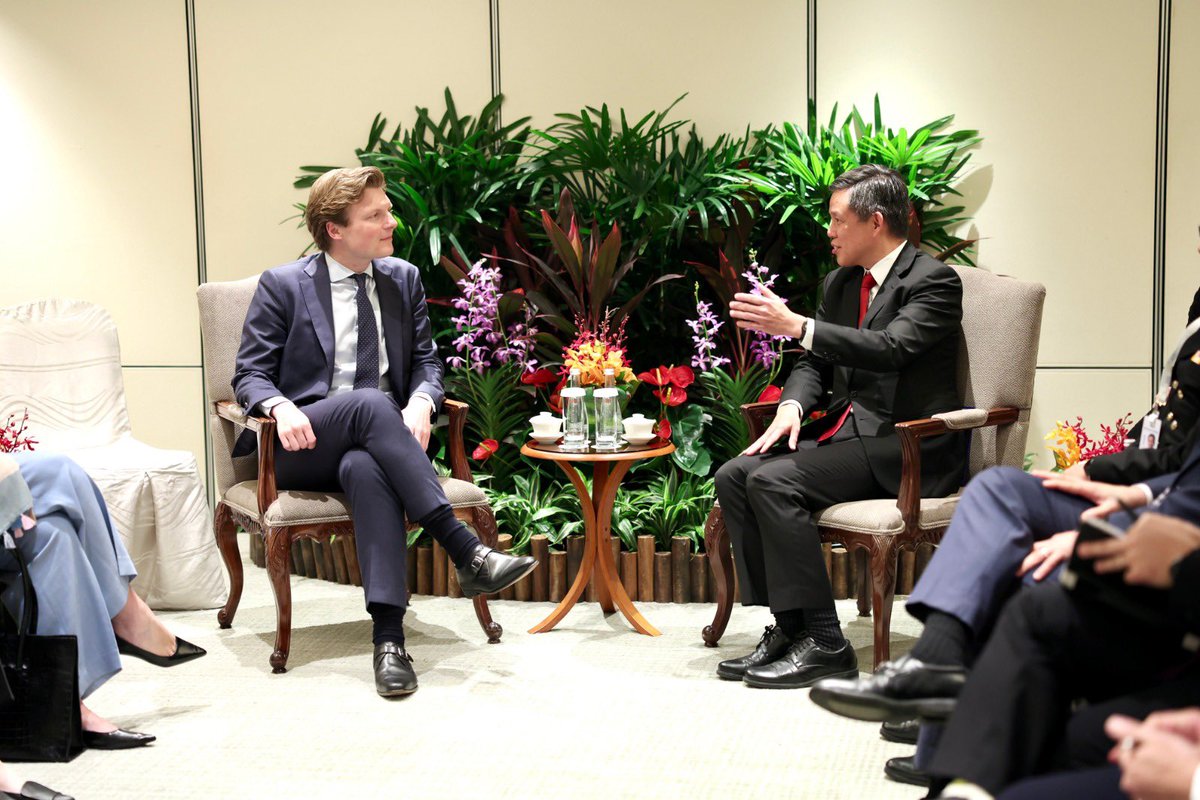 Goede kennismaking met collega Chan Chun Sing uit Singapore. 

Als handelslanden aan zee delen we uitdagingen, zoals beschermen van vrije zeevaart en onderzeese infrastructuur.

Op maritiem onderzoek, technologie en defensieproductie zijn er kansen nog meer samen te werken! 🇳🇱🇸🇬