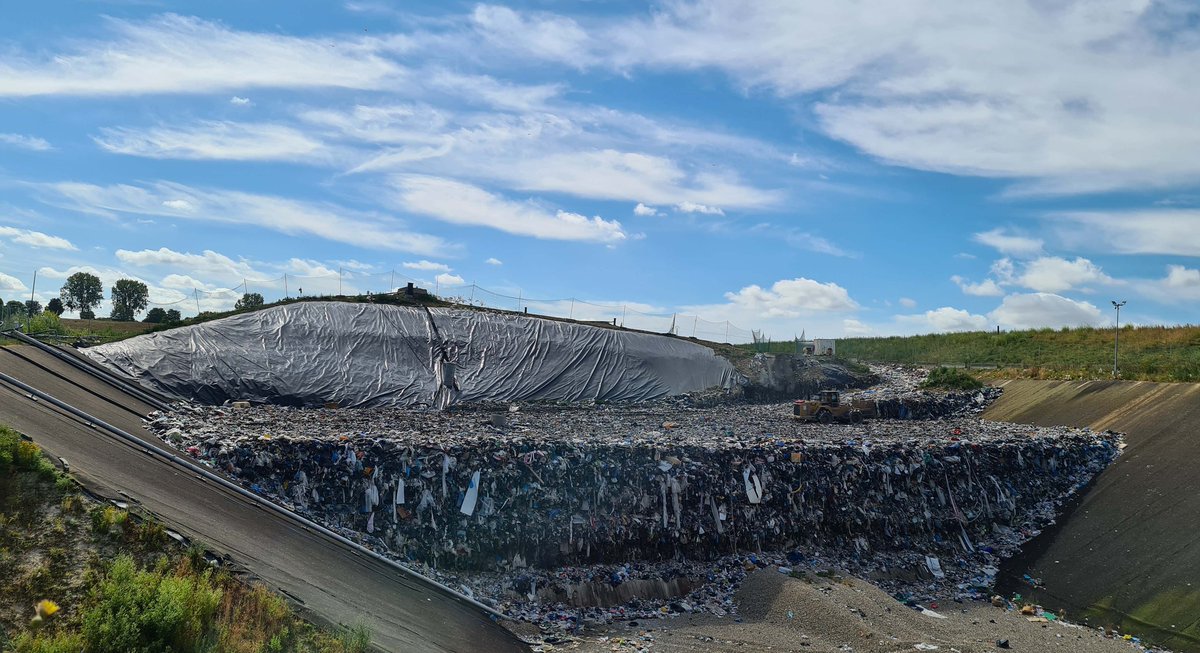 [#enfouir - #déchets bacs noirs]
🤔 Le saviez-vous ?
Le temps de décomposition :
&gt; 1 boîte de conserve est de 50 à 100 ans
&gt; 1 bouteille en plastique est de 1 000 ans
&gt; 1 bouteille en verre est de 4 000 ans
JETONS MOINS, TRIONS PLUS !

#réduction #tri #déchets #enfouissement