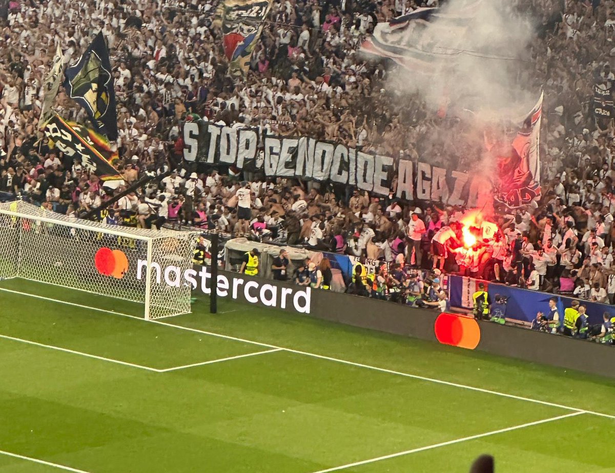 في أهم مباراة على وجه الأرض الآن والتي يشاهدها كل العالم:

جمهور نادي باريس سان جيرمان يرفع لافته
"أوقفوا الإبادة في غزة"