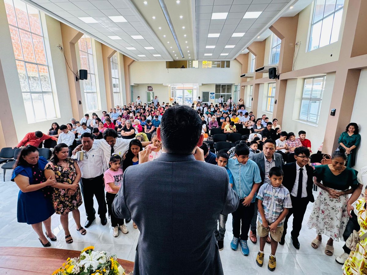 Adventist_minop's tweet photo. 🔸️ Pr. Omar Bullón, Presidente de la #MiNOP, prédica en la Iglesia Partido Alto basado en Mateo 23: 37 📖.

 Varias familias aceptan el llamado a consagrar su vida a Dios 🙏 https://t.co/1d59XX0pQ6