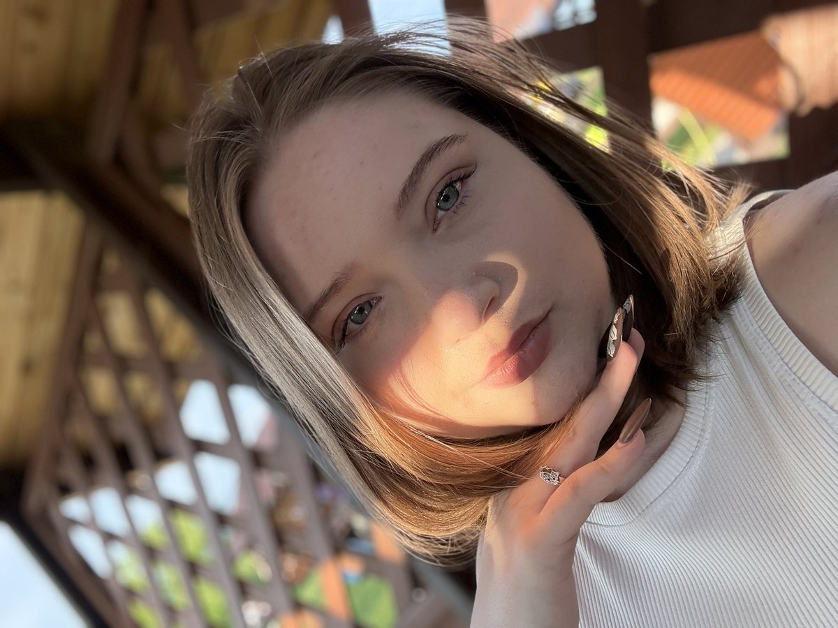 Сьогодні мене назвали уродом
Ну типу, дякую закомплексована дівчинко, за твою ніким не потрібну думку)