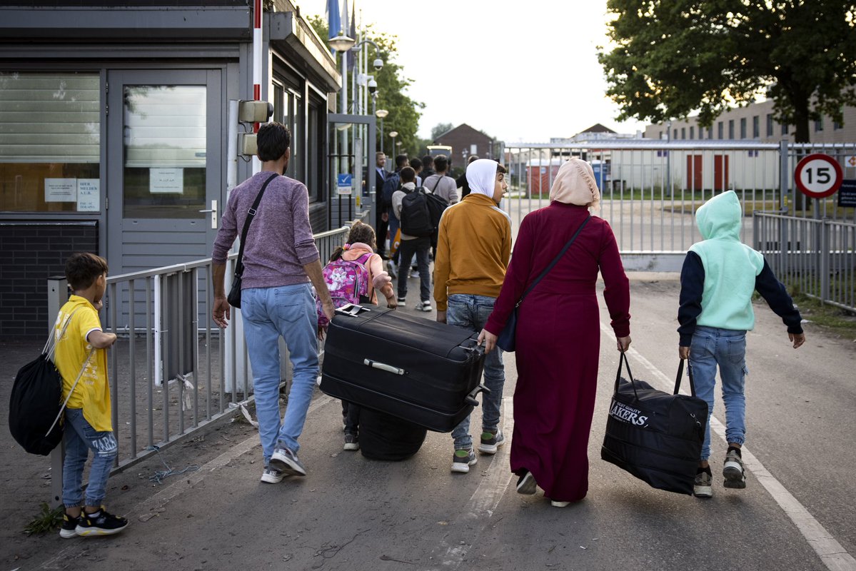 WNL Op Zondag (@wnlopzondag) on Twitter photo Waarom hebben onze buurlanden wel strenge asielmaatregelen? En Nederland niet? Daarover migratie-expert Jan van de Beek en correspondent Annette Birschel. Kijk WNL Op Zondag, 10 uur, NPO1 #wnl #wnlopzondag <a href="/annettebirschel/">Annette Birschel</a> <a href="/demo_demo_nl/">Dr. Jan van de Beek</a> Waarom hebben onze buurlanden wel strenge asielmaatregelen? En Nederland niet? Daarover migratie-expert Jan van de Beek en correspondent Annette Birschel. Kijk WNL Op Zondag, 10 uur, NPO1 #wnl #wnlopzondag <a href="/annettebirschel/">Annette Birschel</a> <a href="/demo_demo_nl/">Dr. Jan van de Beek</a>